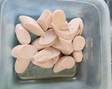 もやしと魚肉ソーセージの塩こしょう炒め作り方1写真