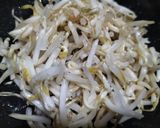 エコ副菜🌱具材費0円⁉️鶏皮カリカリ!もやしひげ根作り方1写真
