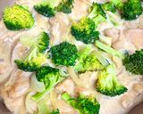 鶏肉とブロッコリーの豆乳胡麻味噌煮込み♪作り方5写真