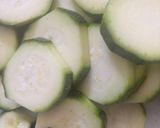 簡単ズッキーニの塩胡椒炒め😋作り方1写真