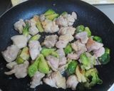 鶏もも肉と芽キャベツの塩麹炒め作り方5写真