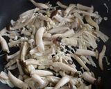 きのことわかめの旨塩おかか炒め作り方2写真