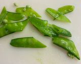 スナップエンドウとサラダチキンラー油マヨ作り方2写真