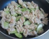 おつまみにピッタリ♪鶏皮ときゅうりの塩麹炒め作り方1写真