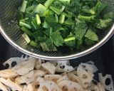 給食の「れんこんのおかか炒め」♡小松菜も作り方1写真