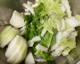 白菜ボロボロ葉と玉ねぎ、溶き卵の味噌汁作り方1写真