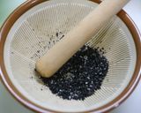 簡単！悪魔のおにぎり　ブラックラーメン味作り方1写真