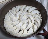美味しいジューシー💕粗挽き肉で焼き餃子🥟作り方4写真