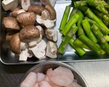 海老とアスパラと茸のガリバタ炒め。作り方1写真