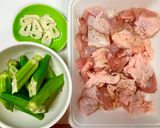 鶏もも肉とオクラのニンニク炒め作り方1写真