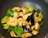 【簡単夕食】柔らか鶏胸肉と茄子ピーマンの味噌炒め作り方5写真