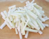 分厚く剥いたら【大根皮のぽん酢胡椒漬け】作り方1写真