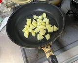 フライパンで簡単♪ポテトの甘辛バタ醤油炒め!作り方3写真