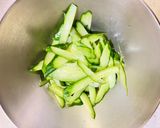 半熟卵ときゅうりともやしのうま辛ネギダレ作り方1写真