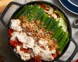 チーズと生パスタで〆る、チリトマトもつ鍋作り方3写真
