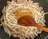 簡単・節約！もやしとひき肉の味噌汁作り方2写真