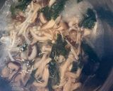 格段に旨くなる★炒めきのこ🍄‍🟫とワカメの味噌汁作り方3写真