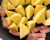 材料2つ【じゃが芋とベーコンの甘辛煮】作り方2写真