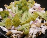 簡単！塩レモン鶏のぶなしめじ炒め作り方4写真