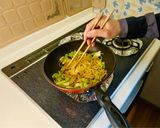 彼氏が作る「カニカマとツナの蒸焼きそば」作り方7写真
