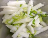 大根と大根葉の梅肉和え。作り方1写真