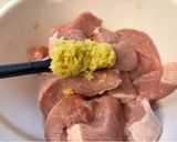 三元豚肩ロース肉の生姜焼き風。作り方2写真