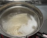 細麺だから具材と絡む！豚肉とニラのひやむぎ炒め作り方2写真