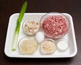 ネギ塩だれが肉汁とからむ～ホルモンバーグ作り方1写真