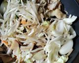 豚肉とキャベツのおかかバター醤油うどん作り方3写真