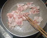 簡単　春菊と豚こま肉のゴマ油醤油炒め作り方1写真