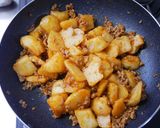 不器用じゃがいもとひき肉のピリ辛炒め作り方2写真