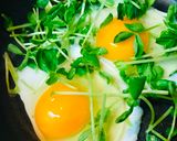 豆苗＆半熟目玉焼きのシンプル丼作り方1写真