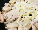 鶏肉＆キノコのアンチョビー炒めチーズ添え作り方3写真