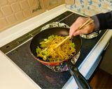 彼氏が作る「カニカマとツナの蒸焼きそば」作り方9写真