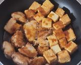味付け2つ！厚揚げと鶏肉の甘辛いため作り方3写真