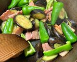 夏野菜とベーコンのほんのりカレー炒め😻作り方3写真