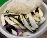 ナスと玉ねぎ、鶏胸肉の甘辛炒め作り方1写真