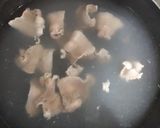 大根と豚バラと油揚げの煮物作り方3写真