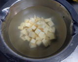 絹厚揚げと薩摩芋と舞茸の味噌汁作り方13写真