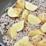 新じゃがとひき肉のおいしい煮物作り方2写真