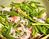野菜料理♡簡単♡舞茸とカニカマ入りニラ玉作り方1写真