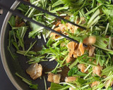 簡単10分！豚バラと水菜のうま炒め作り方3写真