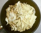 豚ひき肉とキノコの煮込み麺作り方2写真