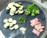 夏野菜とベーコンのピリ辛炒めスパゲティ作り方1写真
