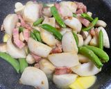 スナップエンドウとカブとベーコンの炒め物作り方10写真